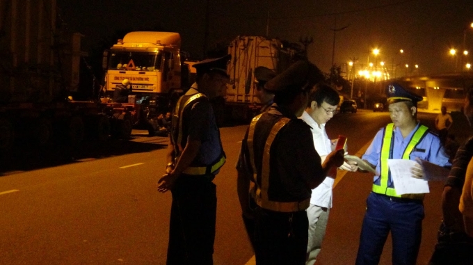 Mật phục bắt đoàn xe chở hàng siêu trọng