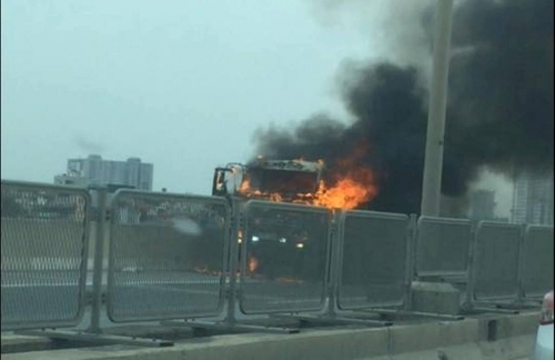 Hà Nội- Xe tải bốc hỏa ở đường trên c