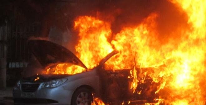 Cháy ôtô trong sân bay Nội Bài, một ngưo