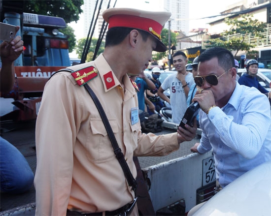 2 Lái xe ngồi lên nắp ca pô chống đối kiểm tra nồn