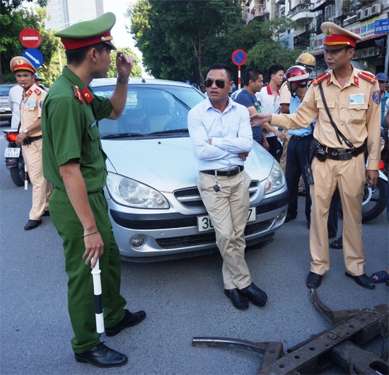 3 Lái xe ngồi lên nắp ca pô chống đối kiểm tra nồn
