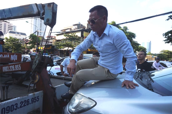 4 Lái xe ngồi lên nắp ca pô chống đối kiểm tra nồn