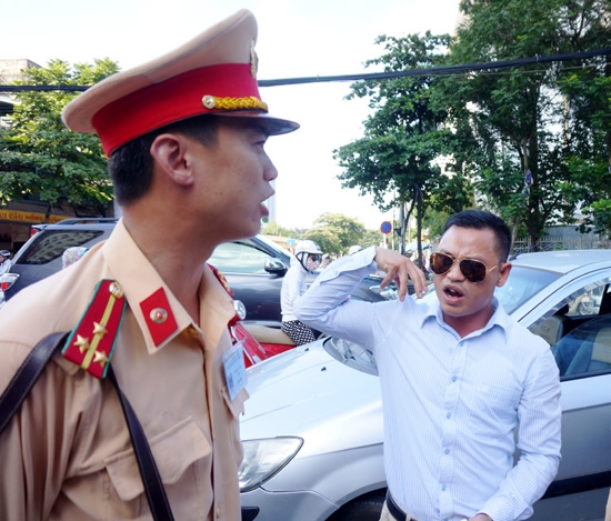 Lái xe ngồi lên nắp ca pô chống đối kiểm tra nồng 