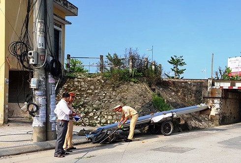 Phanh gấp tránh ô tô bị tôn chở trên xe đè chết