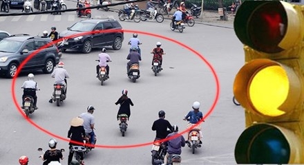 Từ 1:11, người vượt đèn vàng khó thoát