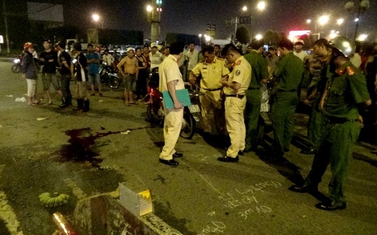 Va chạm giao thông, người đàn ông đập đâ