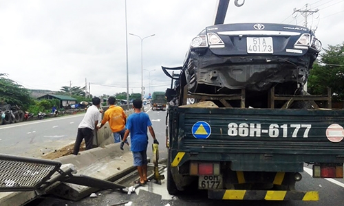 2 2 vợ chồng thoát chết hy hữu khi xế h