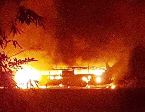 2 Xe khách giường nằm cháy trơ khung trong