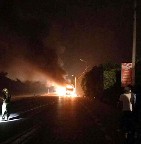 Xe khách giường nằm cháy trơ khung trong đ