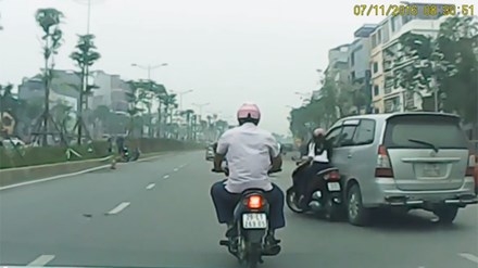 Công an truy tìm xe Innova đâm văng một phụ