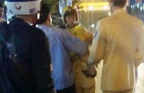 Cảnh sát giao thông bị ôtô hất văng ở H