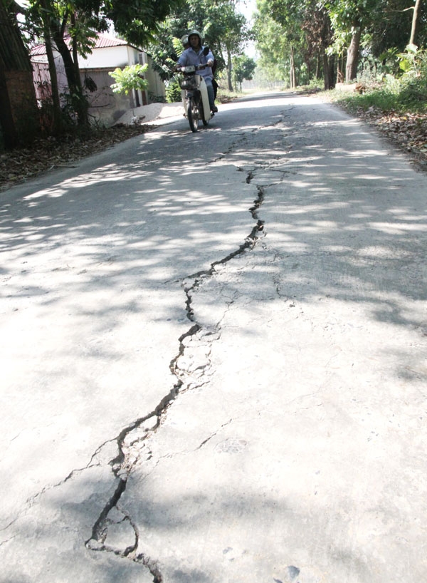 Đường mới làm xong đã xuống cấp nghiêm