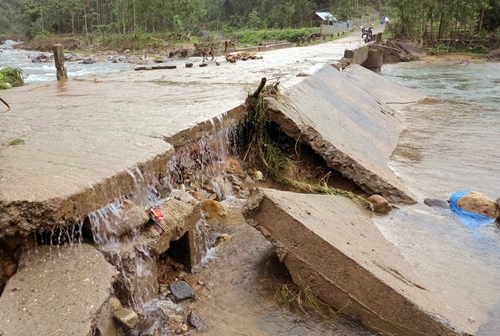 Phó chủ tịch xã ở Bình Định bị lũ cuốn