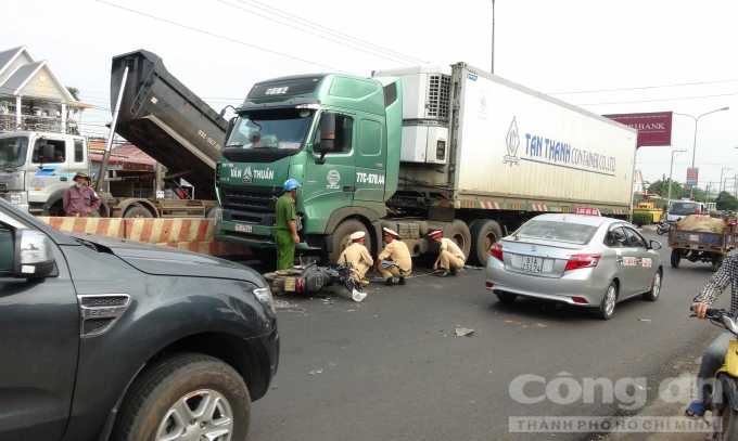 Xe máy đấu đầu xe tải khiến 2 người ngu