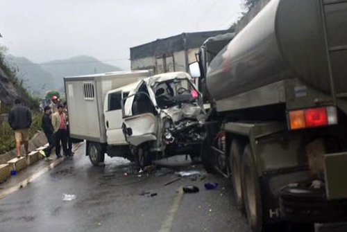 Ôtô chở phạm nhân đâm xe bồn chở xăng,