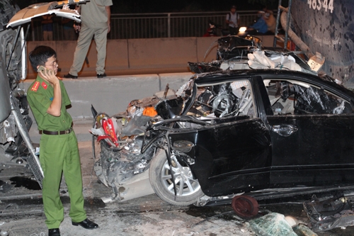 2 Camry bị xe chở xăng đâm bẹp dúm, tài xe