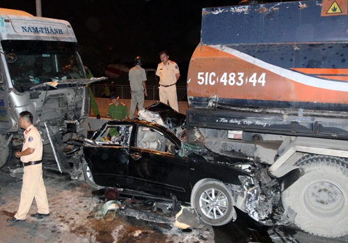 Camry bị xe chở xăng đâm bẹp dúm, tài xế