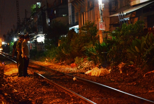 Lang thang trên đường ray, người đàn ông bị ta