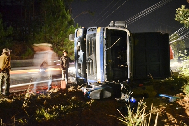 2 Xe ben lại cán chết người ở khúc cua trên đèo Mi