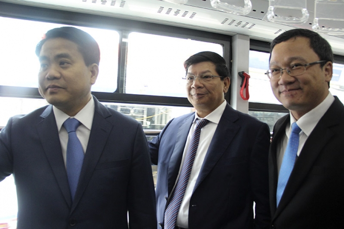 'Bắt lỗi' buýt nhanh ngày đầu chạy chính thức trên