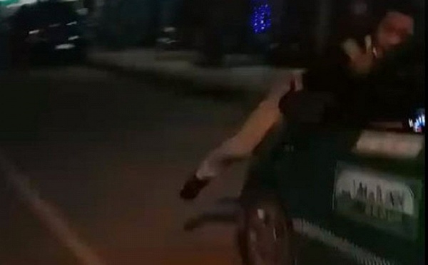 Gây tai nạn, taxi Mai Linh hất người lên nắp capo,