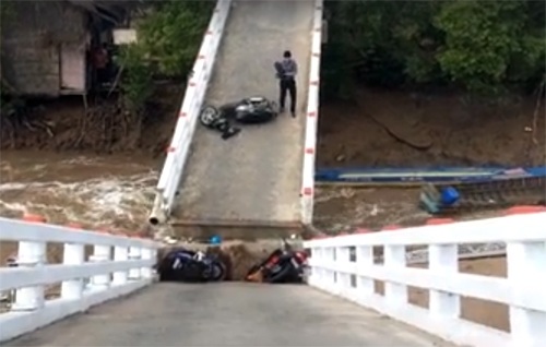 Sà lan tông sập cầu ở Cà Mau, 6 người bị thương