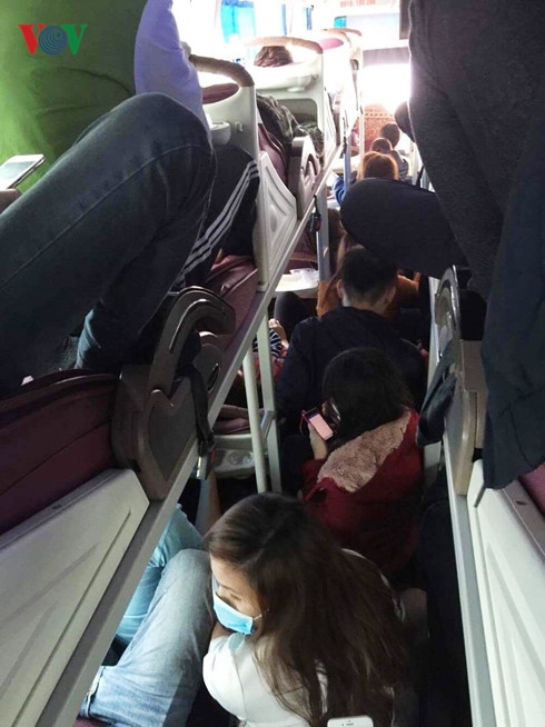 2 Nhiều nhà xe nhồi nhét, tăng giá vé cuo