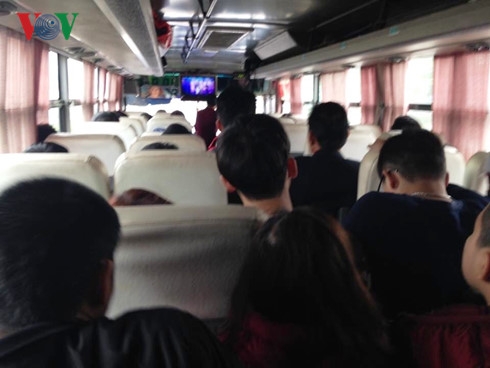  3Nhiều nhà xe nhồi nhét, tăng giá vé cuo