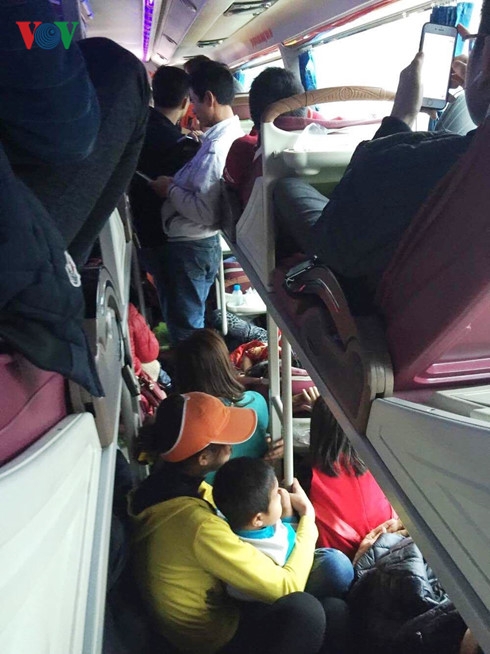 Nhiều nhà xe nhồi nhét, tăng giá vé cuố