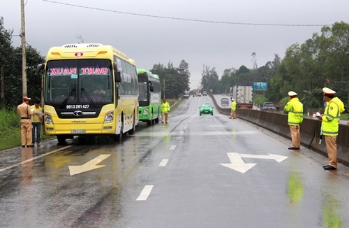 CSGT ra quân kiểm tra xe khách trên QL1, thu 