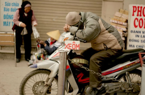 Xe ôm 'môbai', tạp hóa 'Zalo' và những ngư