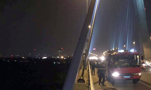 Đi vệ sinh ở cầu Nhật Tân, người đàn ông rơi xuống