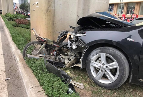 Xe máy nát vụn vì bị Camry ép vào trụ đưo