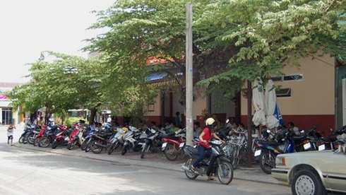 Để xe lấn chiếm lề đường, phạt khách hay chủ quán