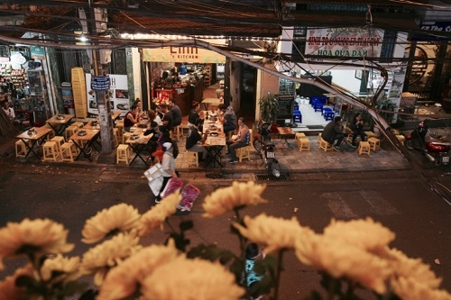 2 Nữ phượt thủ Australia quảng bá Hà Nội tr