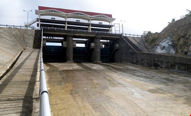 Say rượu, ba thanh niên tự ý mở van hồ 