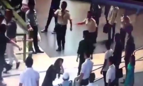 Bị hủy bay vì đến muộn, hành khách đánh nhân viên 