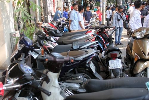 Hàng loạt điểm giữ xe trên vỉa hè Sài Gòn bị thu g