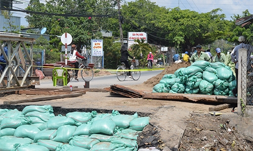 Sập cầu Rạch Chùa nối Đồng Tháp - An Giang