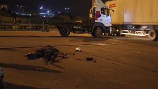 Container cuốn xe máy vào gầm, 1 người tử vong