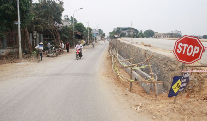 Xây dựng đường ven Khu công nghệ cao Hòa Lạc