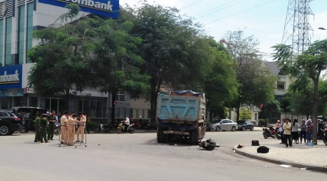 Chồng khóc ngất bên thi thể vợ bị xe ben cán chết