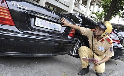 CSGT học cách nhận biết giấy tờ xe giả