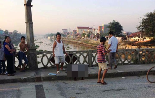 Xe khách tông chết 1 người, 1 người văn