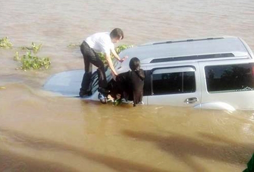 Ôtô tông nhân viên bến phà rồi lao xuống sông Vàm 