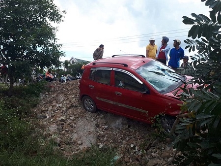 Ô tô mất lái gây tai nạn liên hoàn, 2 người trọng 