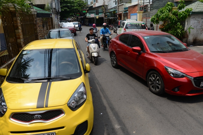 Căng thẳng 'cuộc chiến' lòng lề đường - đậu xe hơi