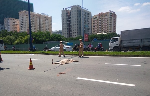 Tông vào dải phân cách, người phụ nữ bị xe tải cán