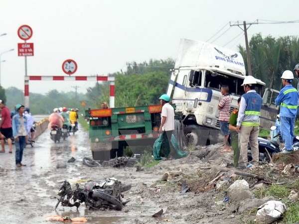 Liên tiếp 2 vụ ôtô cuốn xe máy vào gầm, 3 người tử