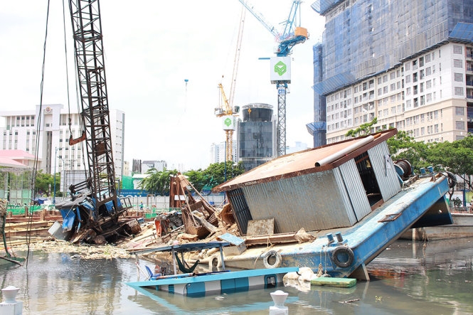 Chìm sà lan tại công trình chống ngập 10.000 tỉ